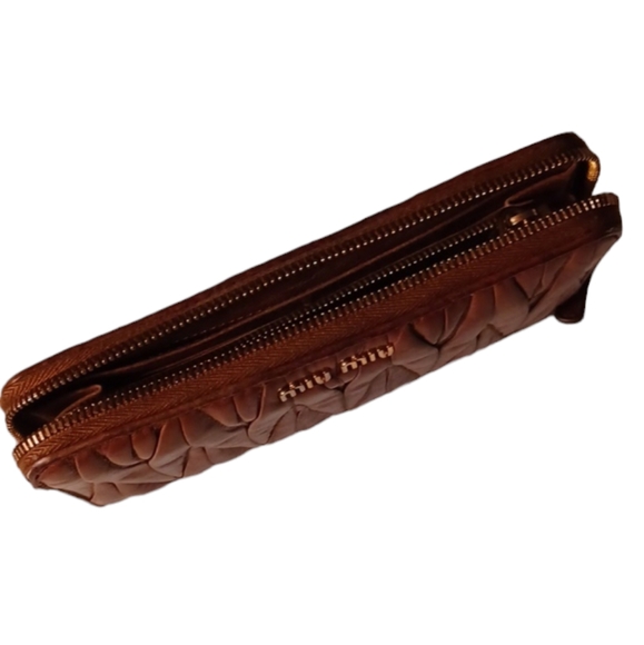 🤎MIU MIU MATELASSÉ LEATHER ZIP-AROUND WALLET - Picture 8 of 12